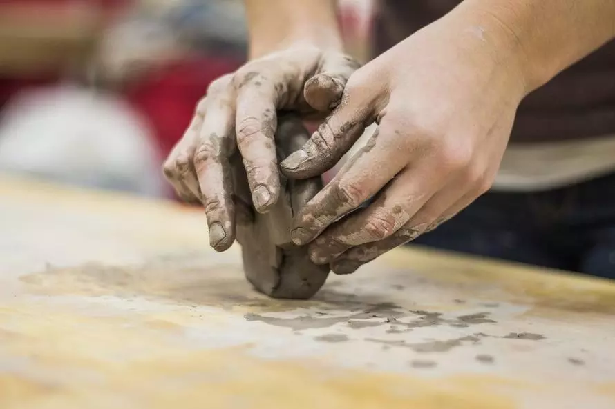 Das Bild zeigt Hände, die Ton bearbeiten, als Beispiel dafür, dass auch Handwerker und kleine Firmen eine Website benötigen.
