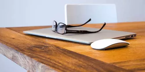 Das Bild zeigt ein zugeklapptes Notebook sowie eine abgelegte Brille. Es steht für die Freizeit, die mit den Anleitungen von web2use.ch geschaffen werden kann.